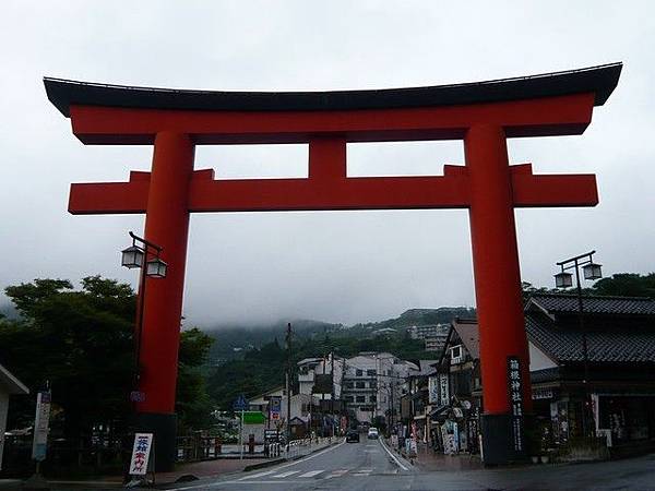 走出杉木步道之後，就可以看見箱根神社的鳥居