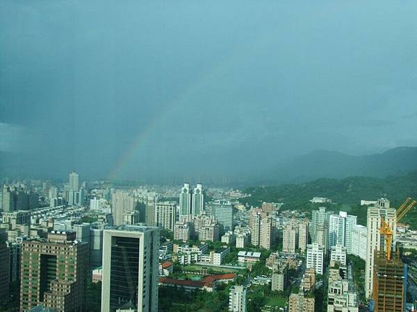 今天下午忽然下了大雷雨~天空放晴後~