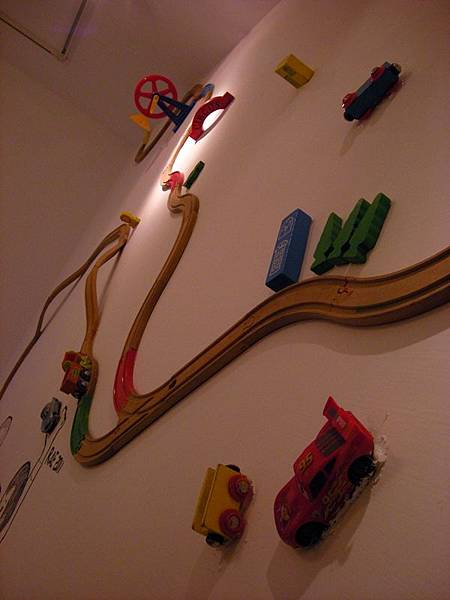 我房間的牆壁也要這樣XD