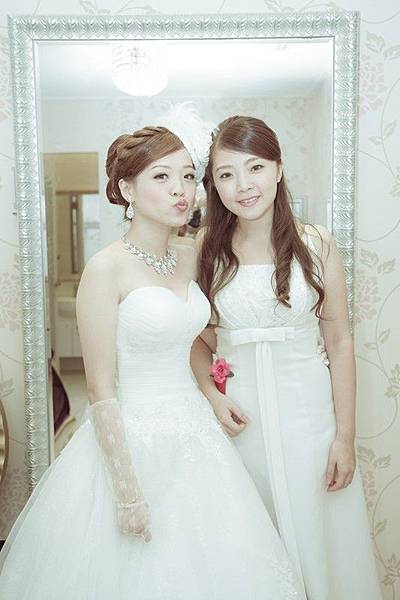 詢問度破表的伴娘XD