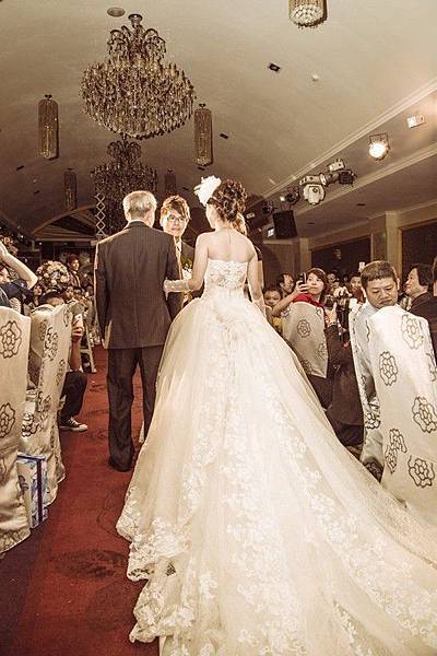 好喜歡這件蕾絲婚擺真的是太美了!!!