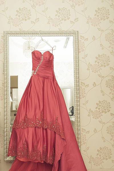 吃三道就要換第二套紅禮服~