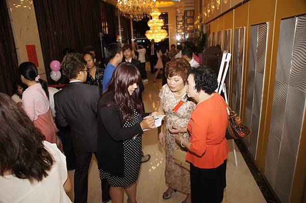 辛苦總召當天東跑西喬還被轟炸(抱)