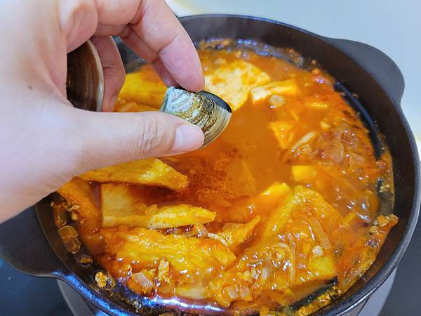韓式泡菜豆腐鍋，酸爽、微辣濃郁湯頭，宅在家就能吃到熱熱豆腐鍋