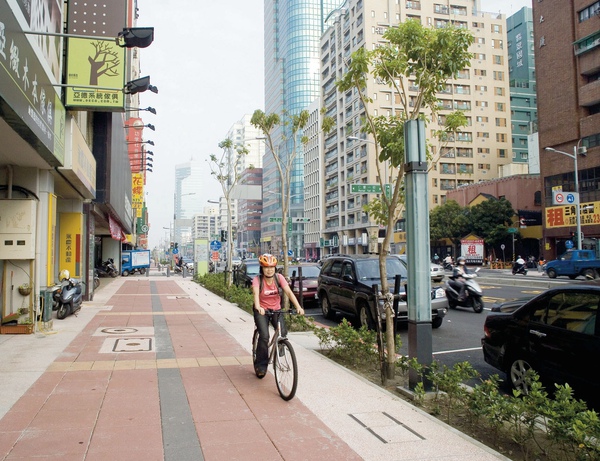 苓雅區_中正路(建軍路以西至河東路)整體景觀改善2.jpg 苓雅區_中正路(建軍路以西至河東路)整體景觀改善2.jpg