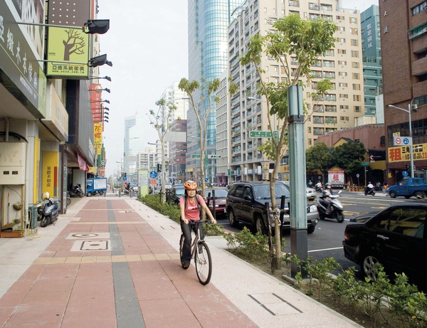 苓雅區_中正路(建軍路以西至河東路)整體景觀改善2.jpg