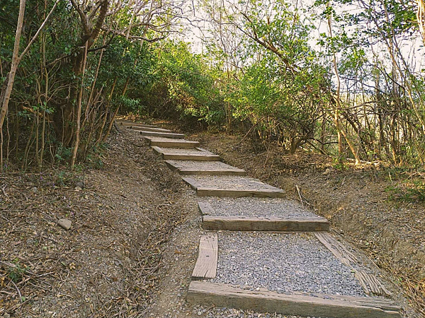 屏東車城旅遊景點-龜山步道-俯瞰海景與城市風光和蔚藍海景鄰近