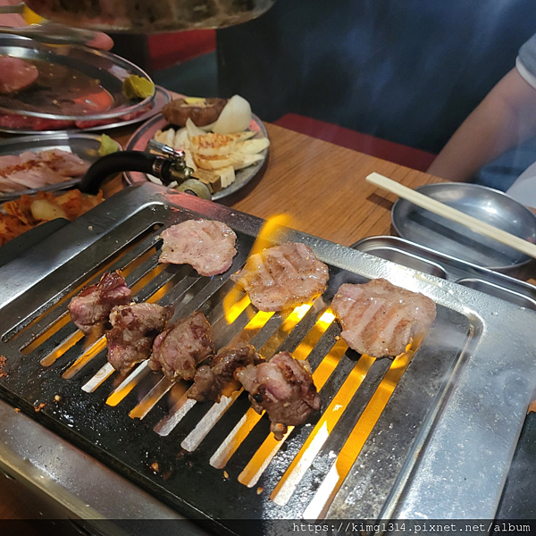 台北東區燒肉必吃大阪燒肉燒魂Yakikon,專人桌邊服務