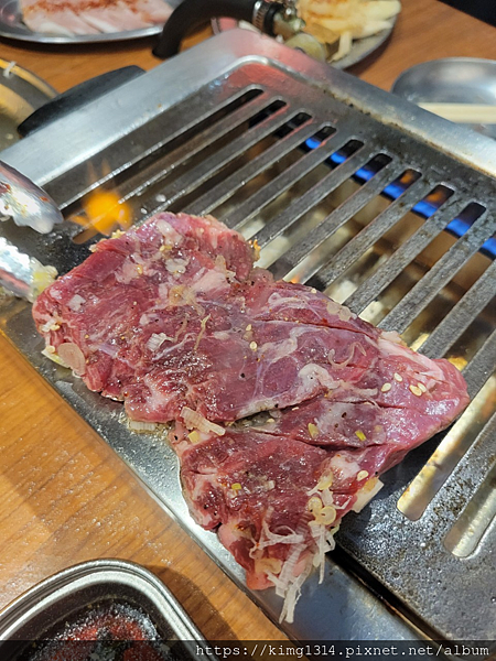 台北東區燒肉必吃大阪燒肉燒魂Yakikon,專人桌邊服務