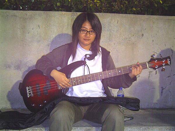 2004年在球場階梯秀吉他(小雅1)