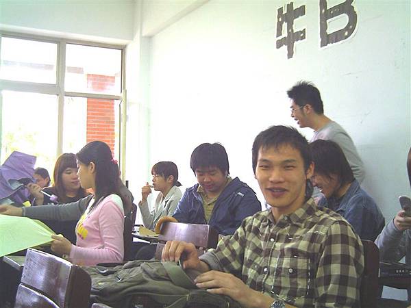 2005年4月下課教室情景1