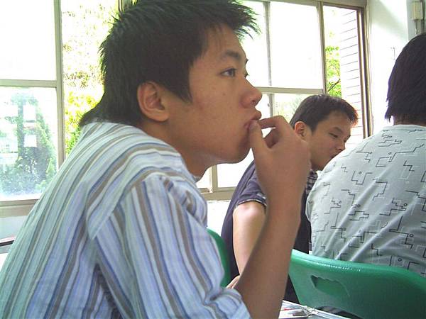 2005年4月下課教室情景(小弘、師傅1)