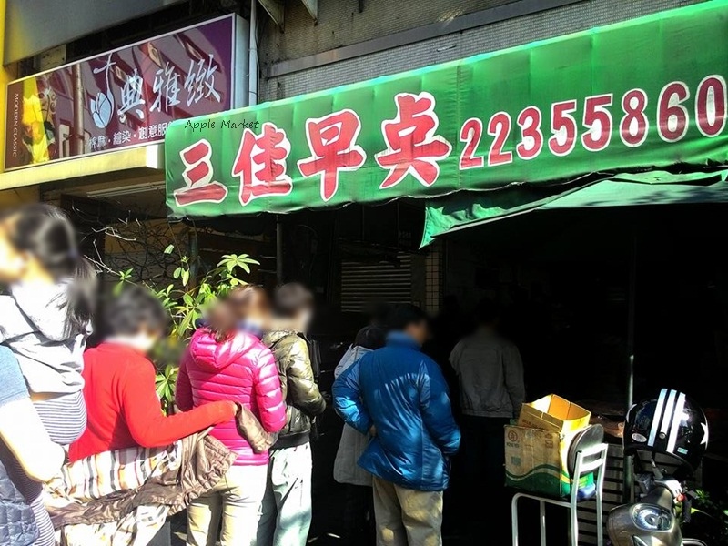 三佳早點＠台中超人氣傳統早餐店 超推讓人排隊不嫌累只恨沒多買幾塊的牛肉餡餅 牛肉排整塊入餡 多汁又鮮美 傳統中式早餐 豆漿 蛋餅 燒餅油條 豬肉餡餅