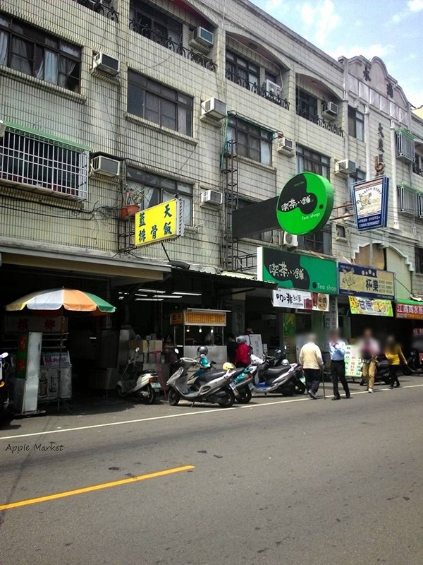 藍天排骨飯＠四平路上人氣便當店 65元起就有招牌排骨便當 白飯好吃配菜豐富可任選三樣 最愛皮酥肉嫩的脆皮雞腿飯