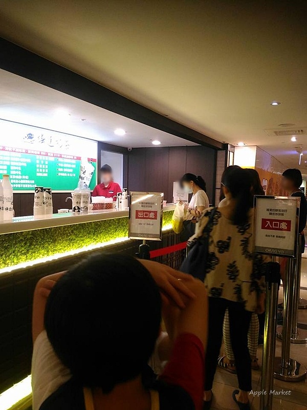 樺達奶茶@中友百貨美食街內排隊飲料店 來自高雄的在地老品牌 黑字白底知名招牌 超高人氣飲品店家 冷飲不加冰塊喔 樺達奶茶@中友百貨美食街內排隊飲料店 來自高雄的在地老品牌 黑字白底知名招牌 超高人氣飲品店家 冷飲不加冰塊喔