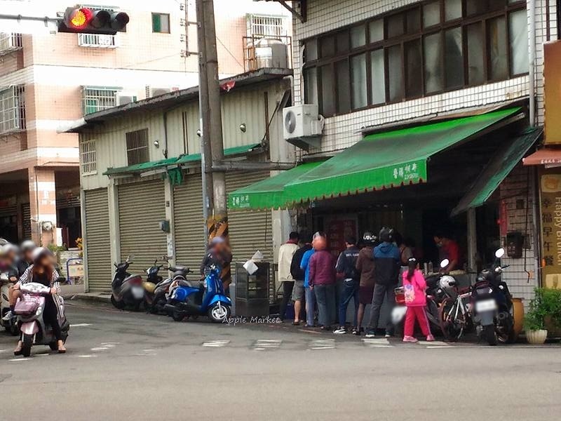 昌平路無名早餐 現場手工桿麵團 傳統古早味蔥油餅 蛋餅 蘿蔔糕 煎包 每早排隊不間斷