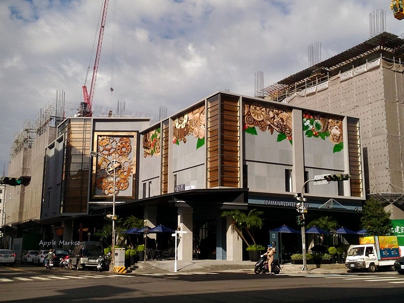 卡啡那大墩店@哇！書牆爬到天花板 復古工業風高質感咖啡館 高雄人氣咖啡館台中新門市