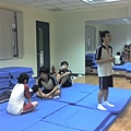 中間說話的這小孩