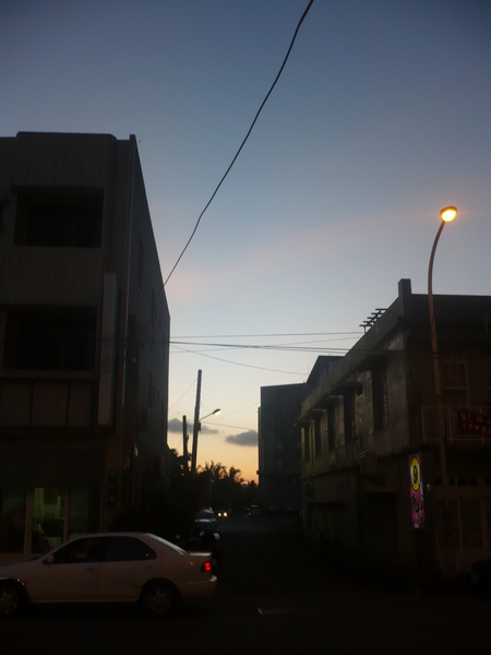 門外望出去的夕陽