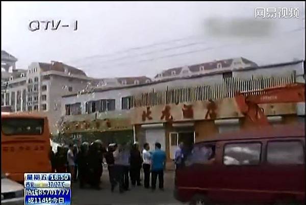 山東省青島市嶗山區李沙路王姓業主為保護家園，點燃禮花彈擊退100多名公安和城管。（視頻截圖）