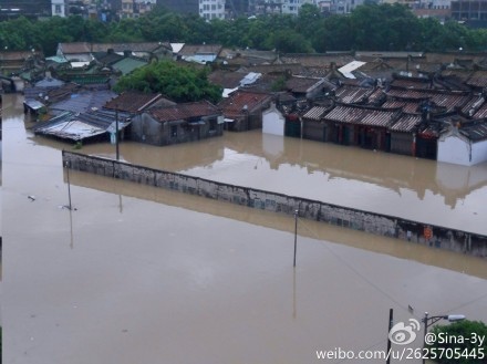 近日，廣東汕頭遭暴雨襲擊，潮陽區、潮南區部份地區水位兩三米深，多處堤防崩塌。18日，網民紛紛質疑當局瞞報、掩蓋汕頭災情，併發出求援。（網絡圖片）