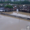 近日，廣東汕頭遭暴雨襲擊，潮陽區、潮南區部份地區水位兩三米深，多處堤防崩塌。18日，網民紛紛質疑當局瞞報、掩蓋汕頭災情，併發出求援。（網絡圖片）