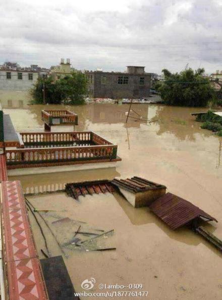 近日，廣東汕頭遭暴雨襲擊，潮陽區、潮南區部份地區水位兩三米深，多處堤防崩塌。18日，網民紛紛質疑當局瞞報、掩蓋汕頭災情，併發出求援。（網絡圖片）