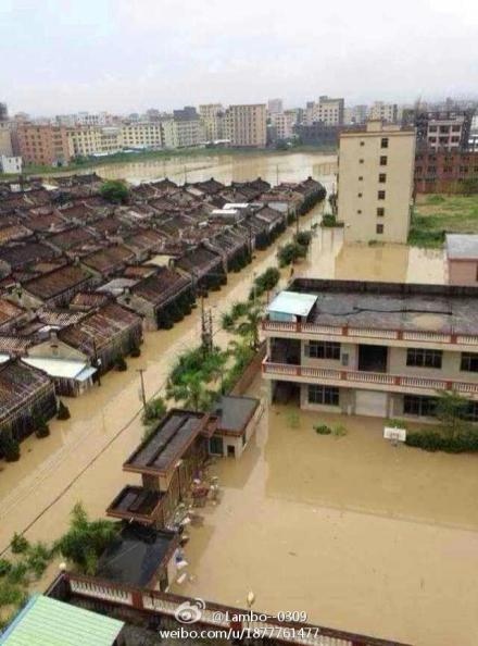 近日，廣東汕頭遭暴雨襲擊，潮陽區、潮南區部份地區水位兩三米深，多處堤防崩塌。18日，網民紛紛質疑當局瞞報、掩蓋汕頭災情，併發出求援。（網絡圖片）