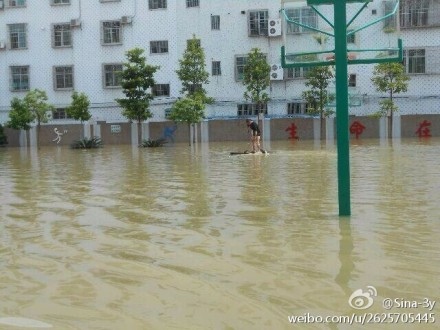 近日，廣東汕頭遭暴雨襲擊，潮陽區、潮南區部份地區水位兩三米深，多處堤防崩塌。18日，網民紛紛質疑當局瞞報、掩蓋汕頭災情，併發出求援。（網絡圖片）