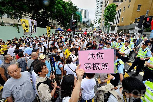 梁振英8月18日再次落區到觀塘出席論壇，各個政黨團體過千人到場抗議，批評梁振英出動黑社會，用文革批鬥的方式撕裂香港社會，並造成警民衝突。（潘在殊／大紀元）