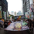 香港親民主示威者要求普選敦促梁振英下台2013年7月1日(Reuters/路透社)