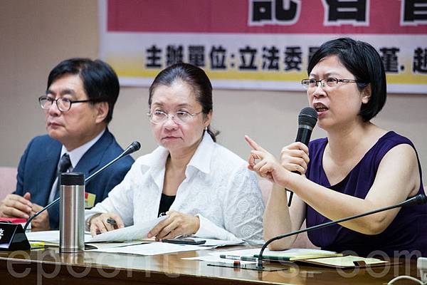 台灣法輪功人權律師團發言人朱婉琪（右起）、民進黨立委田秋堇、台灣關懷中國人權聯盟理事長楊憲宏。（陳柏州 ／大紀元）