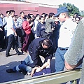 上海訪民王曉平遭到天安門分局警察(051607)毆打。(訪民提供)