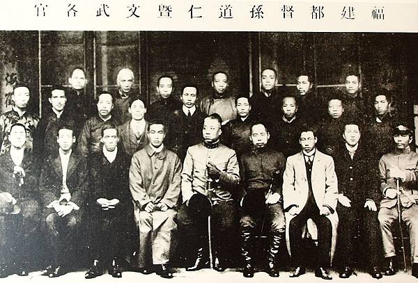 福建都督孫道仁（前排中）及都督府職員接待南洋回國人士合影（1910年10月）。（國父紀念館/國民黨文傳會）