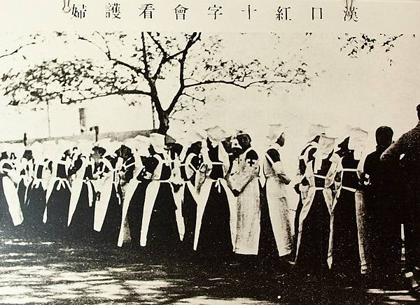 救護革命軍傷兵的漢口紅十字會護士（1910年8月）。（國父紀念館/國民黨文傳會）