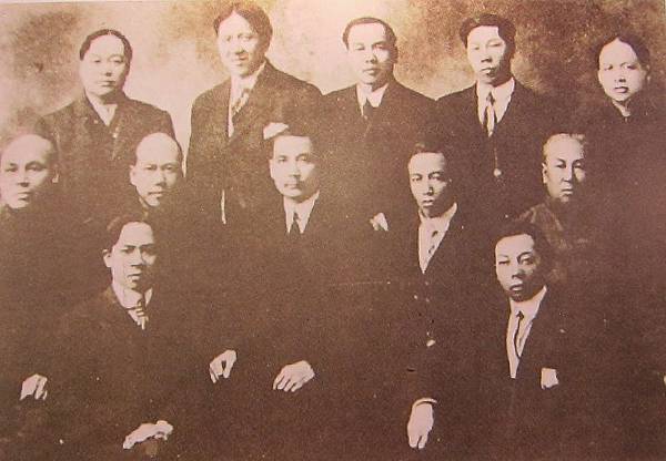 國父孫中山先生與加拿大卡加技利埠僑胞合影─1911年國父為勸募革命軍費，前往加拿大卡加技利埠，得華僑響應踴躍捐輸。（鍾元翻攝/大紀元）