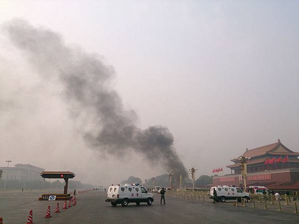 10月28日中午12點05分，北京有人開車衝撞天安門金水橋護欄，車輛起火燃燒，事件震驚國際。北京的消息稱，此事件背後是以江澤民為首的江派殘餘勢力的反撲，與此前「習近平打的」事件一樣，是對習的公開的恐嚇。 （圖片來源：Getty images）