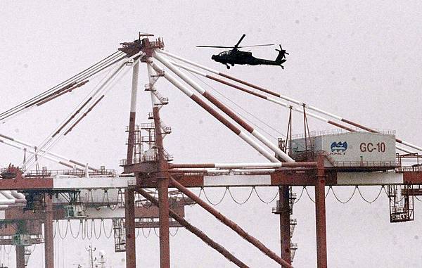 中華民國陸軍向美國購買AH-64E阿帕契攻擊直升機在高雄港組裝順利，6日持續進行降落檢測後，飛往台南歸仁的空特部基地。（中央社）