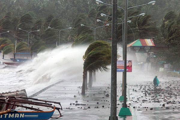 超強颱風海燕（Haiyan）於11月8日凌晨在菲律賓中部登陸，最大持續風速達每小時315 公里，最大陣風達380公里，強風暴雨引起嚴重水災與土石流，海岸更掀起15公尺高的巨浪。 (Charism SAYAT/AFP/Getty Images)