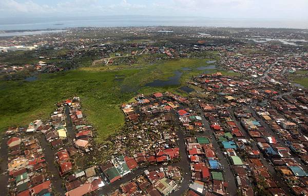 超強颱風海燕8日在菲律賓瘋狂呼嘯了一天，地方政府官員透露，死亡人數超過一萬人。幾乎九成雷伊泰省（Leyte）被夷為平地，數以百計災民曝屍街頭。(Dondi Tawatao/Getty Images)