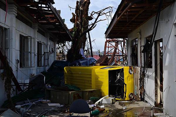 超強颱風海燕8日在菲律賓瘋狂呼嘯了一天，地方政府官員透露，死亡人數超過一萬人。幾乎九成雷伊泰省（Leyte）被夷為平地，數以百計災民曝屍街頭。(Dondi Tawatao/Getty Images)