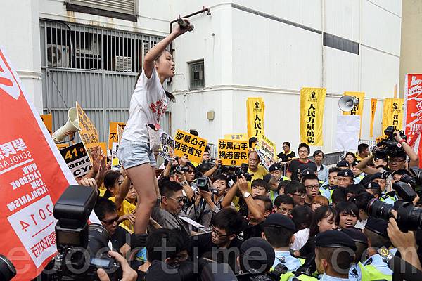 ★梁振英又再做假咨詢會  ，出動的差人，竟是香港人納稅所豢養的一班咬人的狗！