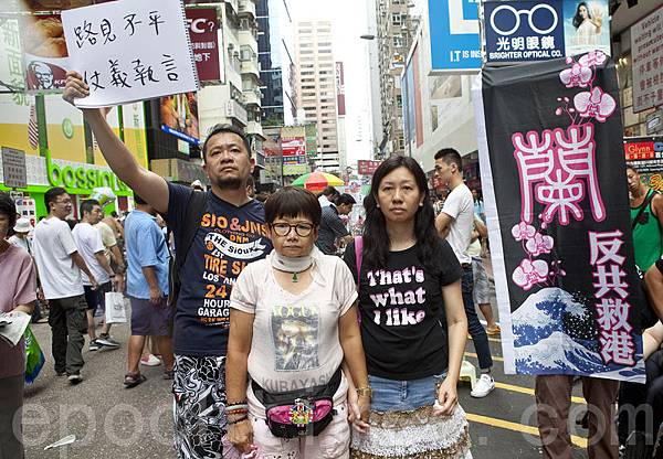 有市民自發到旺角街頭支持正義敢言的林慧思老師。（攝影：余鋼／大紀元）