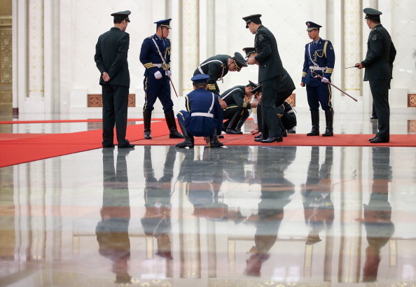 江澤民集團秘密圈養的陳光標紐約上演鬧劇，以法輪功血債捆綁現任政府，引爆中南海角鬥再升級。前中共政法委書記周永康成為習近平陣營的一個棋子，隨時面臨升級罪狀。目前，中紀委、 中共軍隊和武警動作密集，凸顯局勢緊張，也傳出周永康「大限將至」，與此相關的官員逐漸被收繳完畢。 (Photo by Feng Li/Getty Images)  