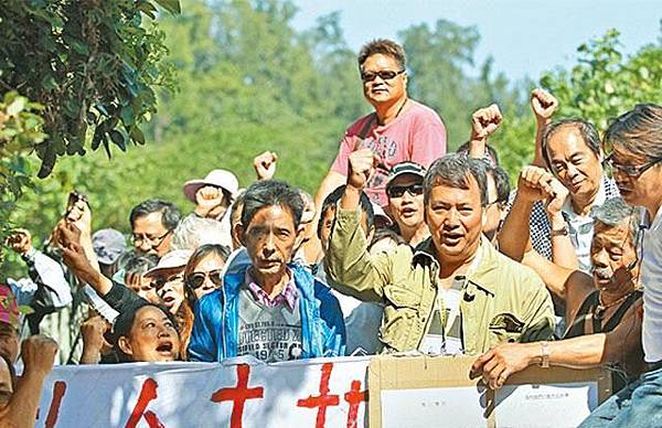 【封西灣村】■西灣村村長黎恩及鄉議局當然執委李耀斌去年11月帶隊封路，阻毅行者入村。