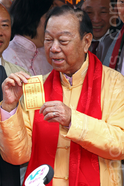 中國新年的大年初二是香港的車公誕，鄉議局主席劉皇發按傳統習慣，到沙田車公廟為香港上香祈福，求得一支  中簽，籤文指積善天賜福，自然福長禍潛消。（潘在殊/大紀元）