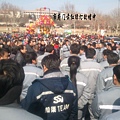 因工資被拖欠2個月及養老保險被拖欠8個月,2月14日,山東省威海三進船業有限公司600名工人到威海市政府上訪。(網絡圖片)