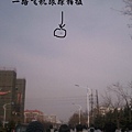 因工廠倒閉,2月14日,上海市奉賢區某電子廠工人到區政府討薪,遭到警察抓捕。(網絡圖片)