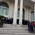 因工廠倒閉,2月14日,上海市奉賢區某電子廠工人到區政府討薪,遭到警察抓捕。(網絡圖片)