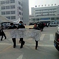 2月15日,山東省菏澤市立醫院護士集體罷工遊行,要求同工同酬,政府出動警察阻攔。